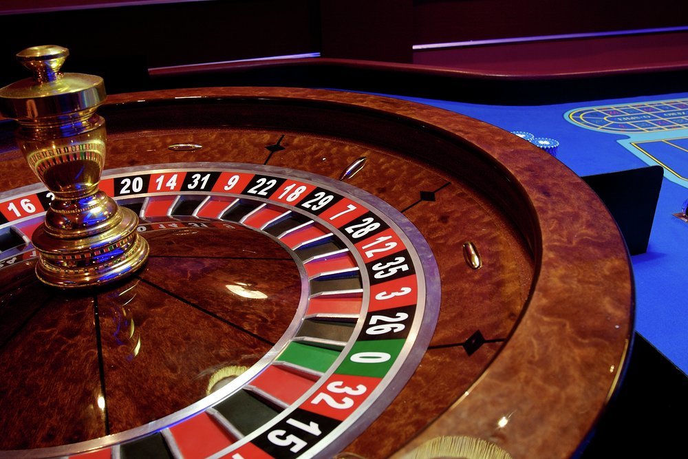 For special guests, roulette on the terrace with views of the Mediterranean await